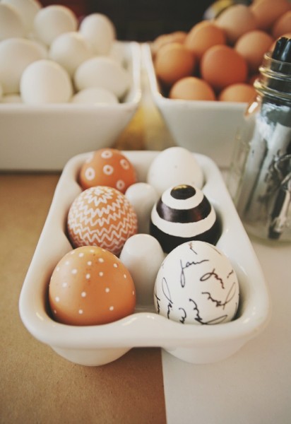 Creative modern Easter eggs in black and white– Easter Basket and Eggs Ideas for Decorations in Many Colors